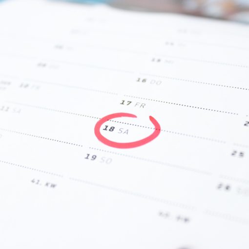 Symbolbild mit einem Kalender, bei dem ein Datum rot markiert ist