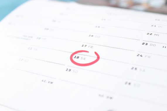 Symbolbild mit einem Kalender, bei dem ein Datum rot markiert ist